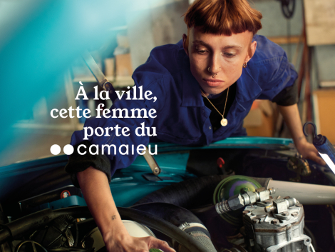 A la ville, cette femme porte du Camaieu - Garagiste