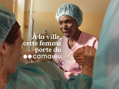 A la ville, cette femme porte du Camaieu - Sage Femme