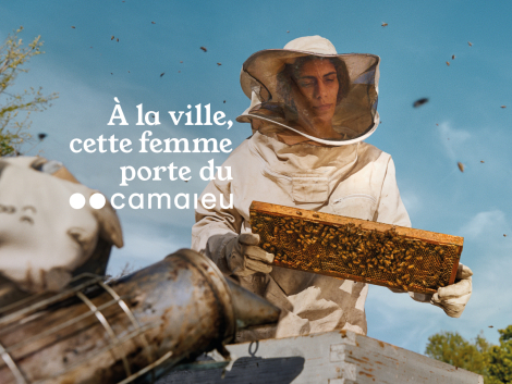 A la ville, cette femme porte du Camaieu - Apicultrice