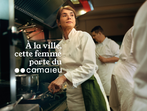 A la ville, cette femme porte du Camaieu - Cheffe