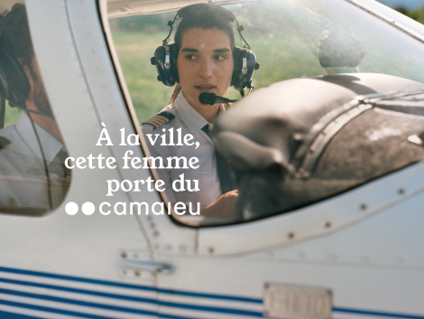 A la ville, cette femme porte du Camaieu - Pilote