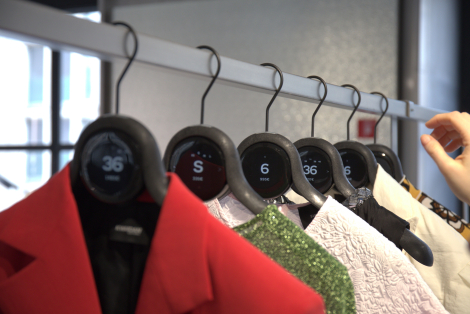 Bluegriot pour Galeries Lafayette Champs-Élysées – « Cintre connecté »