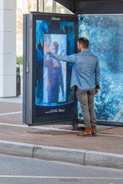 Agence Trafic / Trafic d’Image pour Disney+ – « Disney+ DOOH Bot – Parallèles »